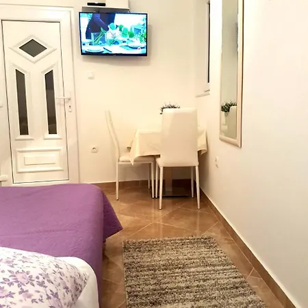 Ivana With Private Bathroom - Center Of 게스트하우스 *